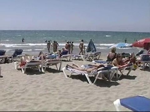 Miles de turistas visitan las playas catalanas