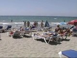 Miles de turistas visitan las playas catalanas