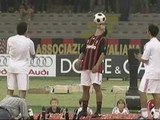 Ronaldinho se presenta como jugador del Milan ante 30.000 aficionados
