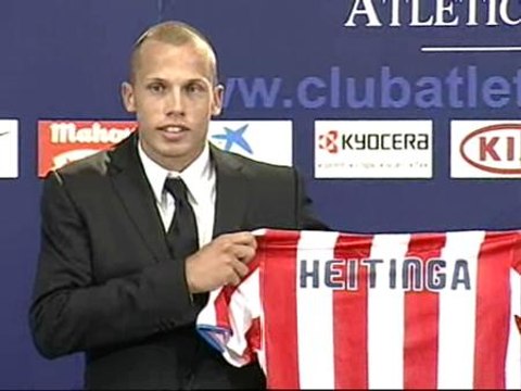 El Atlético de Madrid presenta a John Heitinga