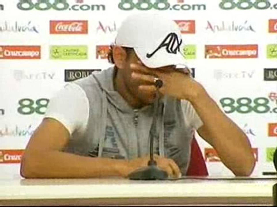 Dani Alves se despide entre lágrimas del Sevilla