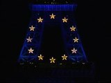 La Torre Eiffel se ilumina con los colores de Europa