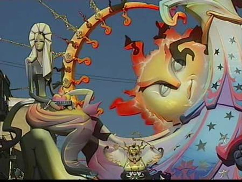 Hogueras, premios, mascletás y turistas