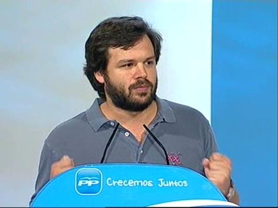 Uriarte anima a los jóvenes a que crean que "beber agua en tu país y hablar tu idioma en tu país no es un privilegio territorial"