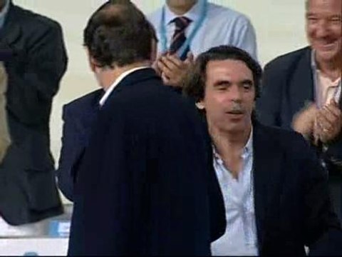 Aznar irrumpe en el Congreso del PP