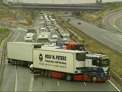 Grandes retenciones en la M-40 por la huelga de transportistas