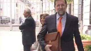 Rajoy aparca la crisis interna del PP para atacar a Zapatero