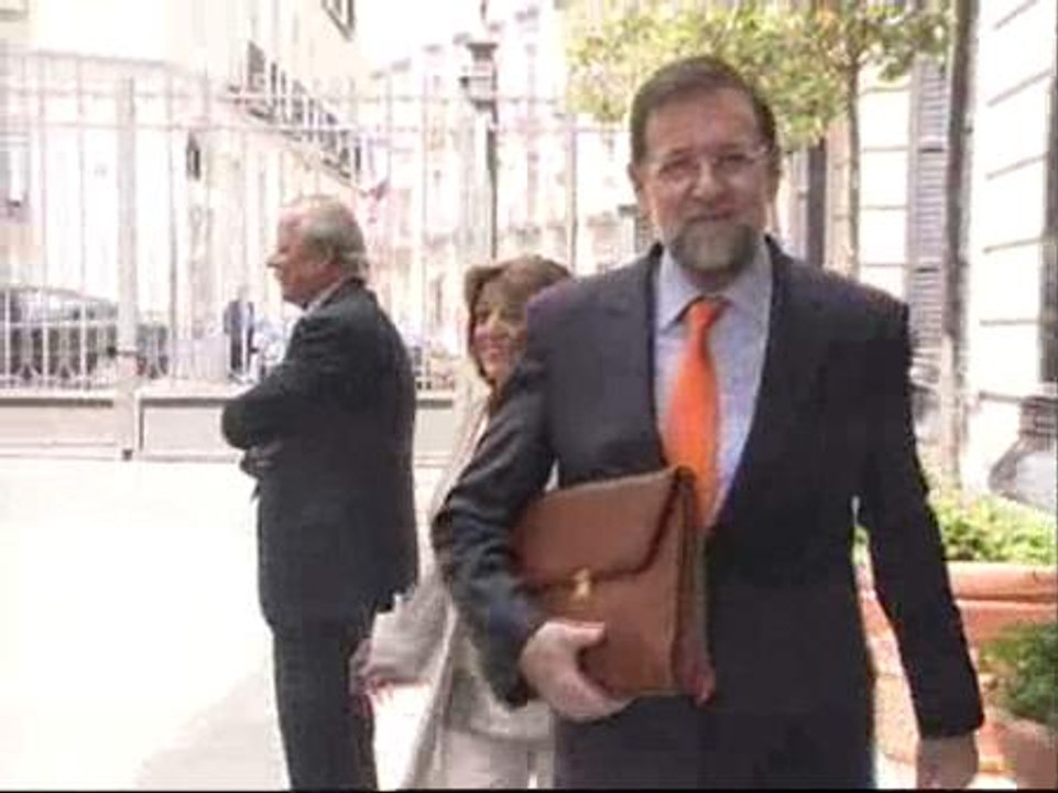 Rajoy aparca la crisis interna del PP para atacar a Zapatero