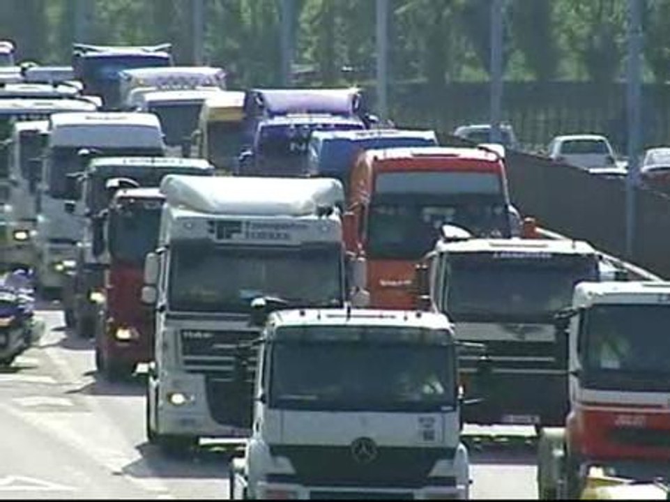 Atascos en las grandes ciudades por la huelga de transportistas