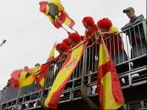 Unos trescientos aficionados españoles presencian el entrenamiento de la selección