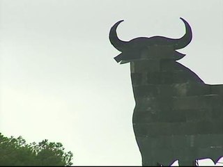 El último toro de Osborne catalán vuelve a ponerse en pie