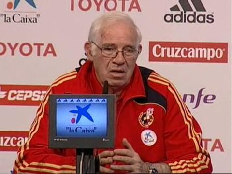 Aragonés: El que no juega se debe cabrear, si no, ¿para qué le hemos traído?