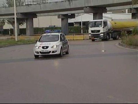 Camiones escoltados cargan combustible en el Puerto de Barcelona