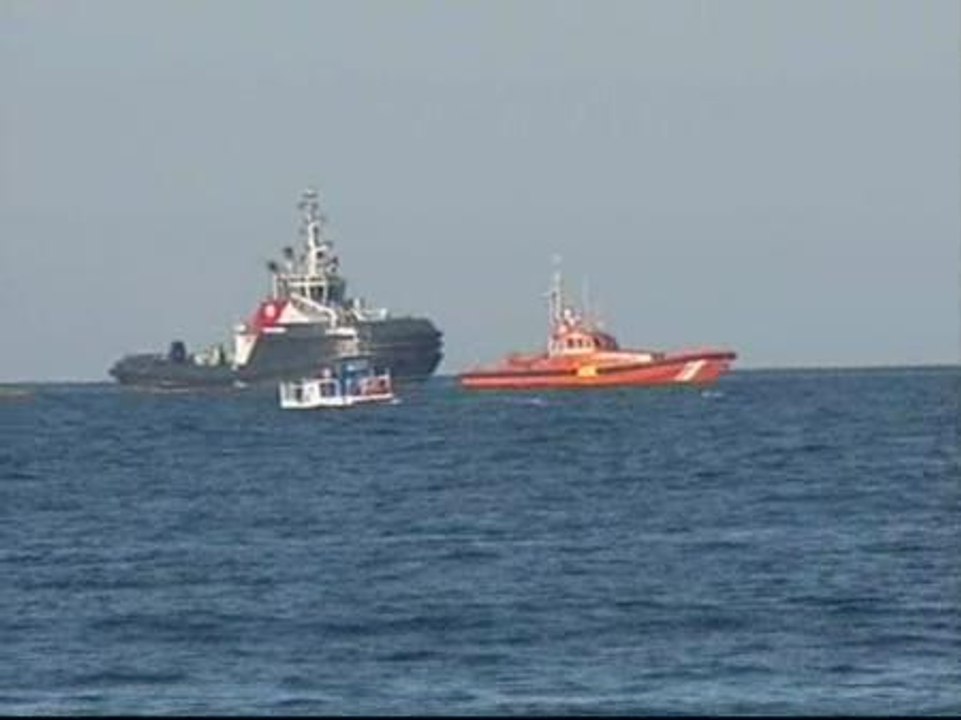 Se reanudan las tareas de limpieza del fuel aparecido frente a las costas de Valencia