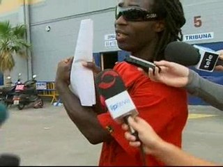 Riga, jugador del Levante, muestra la orden de embargo de su casa