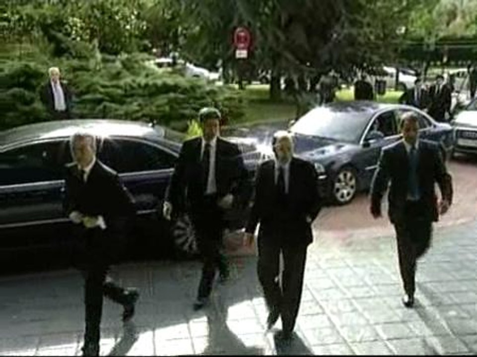 Rubalcaba visita a los heridos ingresados en el hospital de Txagorritxu