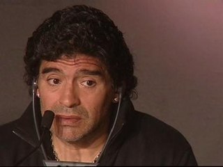 Maradona: "Pido a los barcelonistas de verdad que retengan a Ronaldinho"