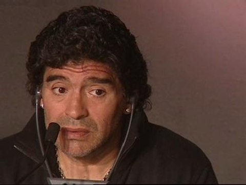 Maradona: Pido a los barcelonistas de verdad que retengan a Ronaldinho