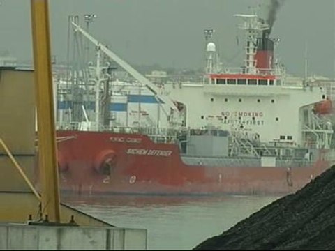 El primer barco con agua llega a Barcelona