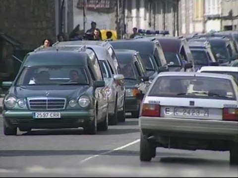 Unos 80 coches fúnebres protestan en Santiago de Compostela