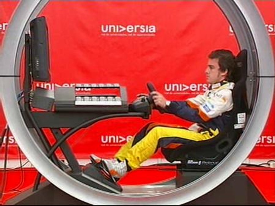 Fernando Alonso responde a los estudiantes entre risas