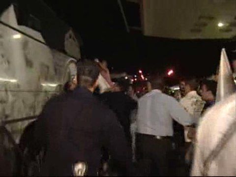 Cientos de aficionados reciben al Real Madrid en Barajas