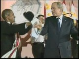 Bush se anima a bailar al ritmo de una banda de jazz en Nueva Orleans