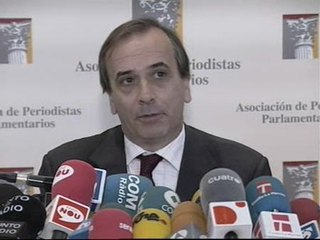 Alonso juzga "desconcertante" el escenario del PP y cree conveniente que Aguirre aclare su posición