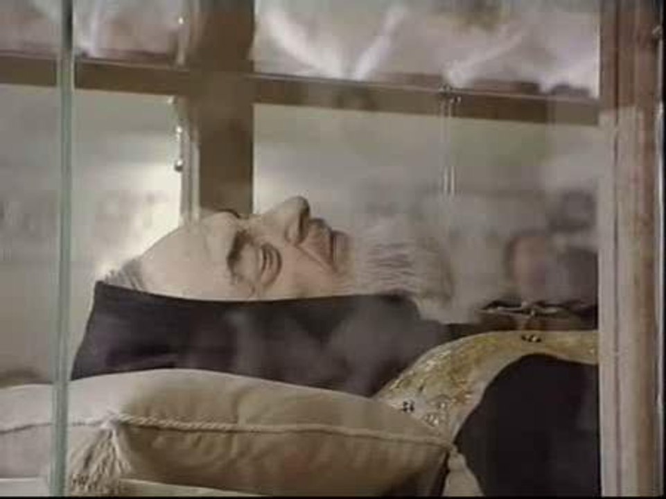 Miles de fieles acuden a contemplar el cuerpo incorrupto del Padre Pío