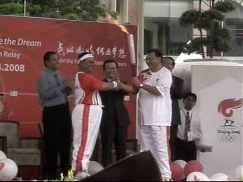 La llama olímpica recorre Malasia entre fuertes medidas de seguridad