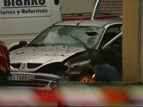 Siete ertzainas heridos leves al estallar una bomba en Bilbao