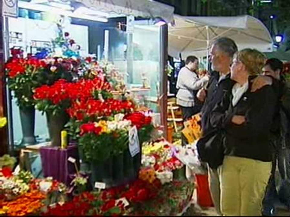 Los barceloneses celebran Sant Jordi con 5.000 rosas