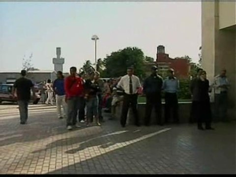 Los cubanos hacen cola para comprar móviles