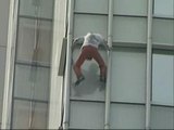 El 'hombre araña' escala un rascacielos en Hong Kong