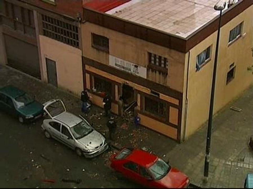 La bomba provoca importantes daños materiales en la Casa del Pueblo