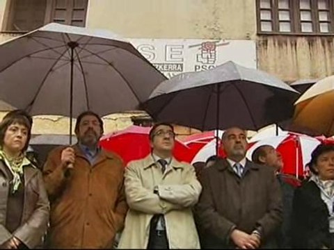 El PSE se concentra frente la Casa del Pueblo en repulsa por el atentado ETA