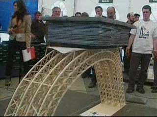 Concurso de puentes construidos con palillos de helado