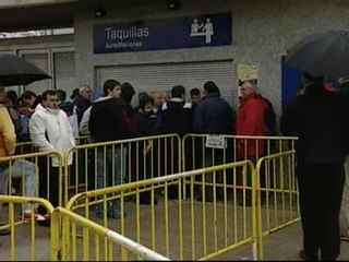 Colas para hacerse con una entrada para la final de Copa