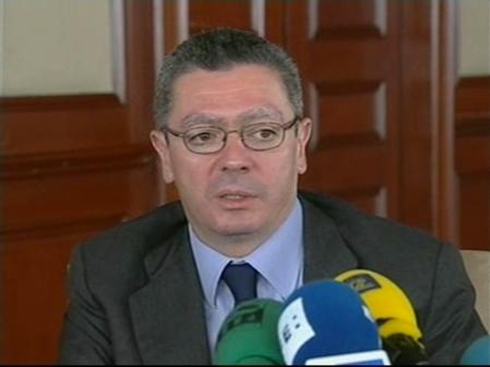 Gallardón cree que la "indecisa" Aguirre tiene "derecho" a presentarse pero no apoyos