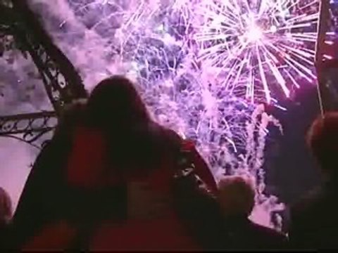 Más de 2.000 kilos de pólvora iluminan el cielo valenciano en la 'Nit del Foc'