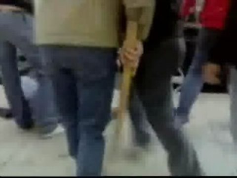 Un seguidor del Atlético recibe una brutal paliza en Sevilla