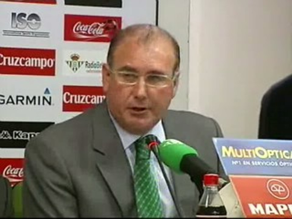 El Betis considera "vil y cobarde" la agresión de un aficionado al meta Armando