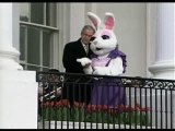 George Bush abraza al conejo de Pascua