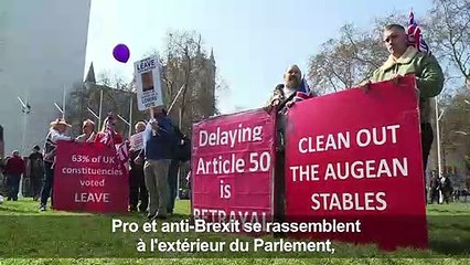 Brexit:réactions de manifestants devant le Parlement britannique
