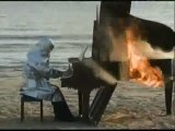 Un pianista japonés interpreta con un piano en llamas