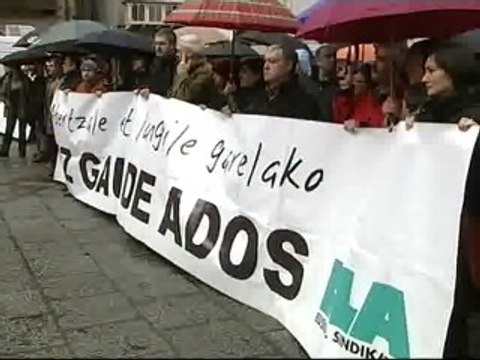 Decenas de personas se concentran en Mondragón