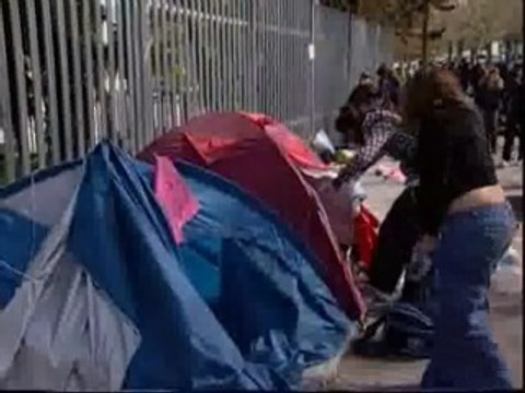 Las fans de Tokio Hotel siguen acampadas pese a conocer la suspensión del concierto