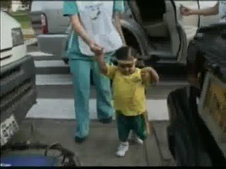 La niña &#039;sirena&#039; de Perú acude a su primer día de colegio