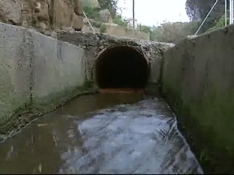 Una tubería que suministra agua a Barcelona pierde 216.000 litros al día