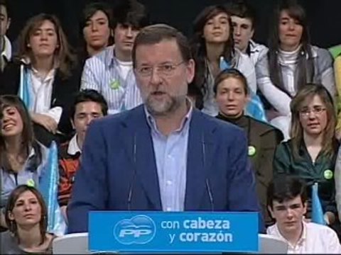 Rajoy exige a Zapatero que pida perdón a los españoles
